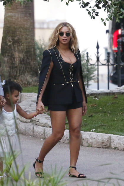 Beyonc&eacute; en cape et short &agrave; pinces noir