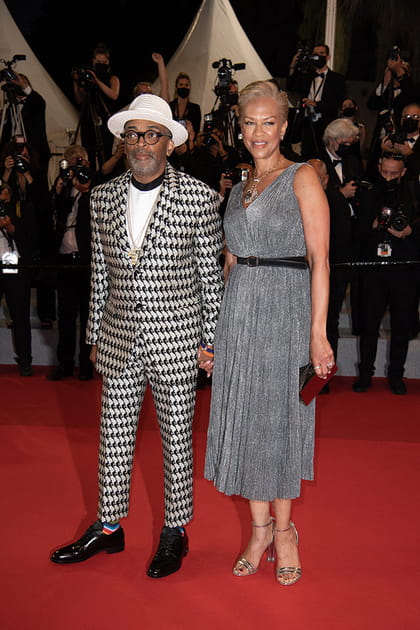 Spike Lee en costume gris imprim&eacute; basketteur et Tonya Lewis en robe grise