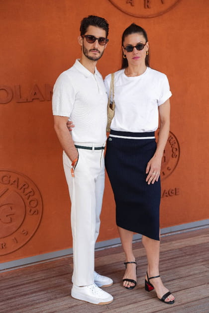 Pierre Niney en total look blanc Lacoste et Natasha Andrews en T-shirt blanc et jupe noire