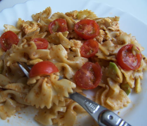 Salade de pâtes aux tomates, avocats et mozzarella