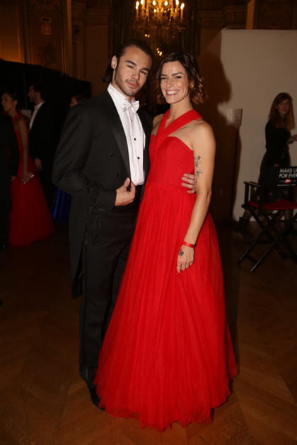 Fauve Hautot en robe rouge longue avec Anthony Colette