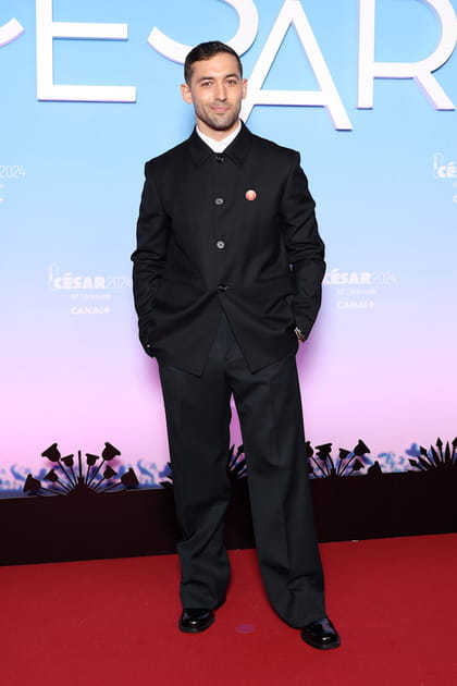 Dali Benssalah en costume noir et chemise blanche Burberry