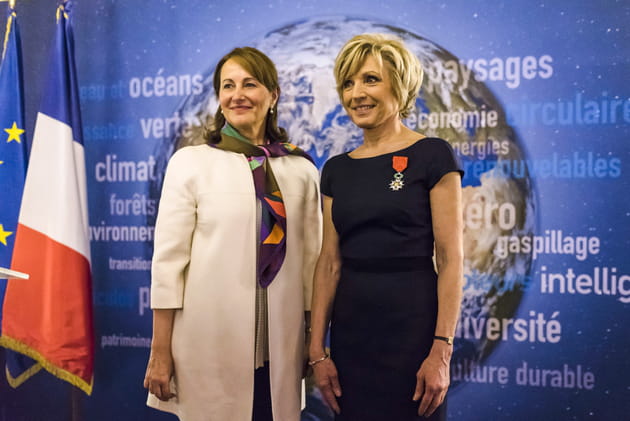 Evelyne Dhéliat est faite Chevalier de la Légion d'honneur par Ségolène Royal en 2017