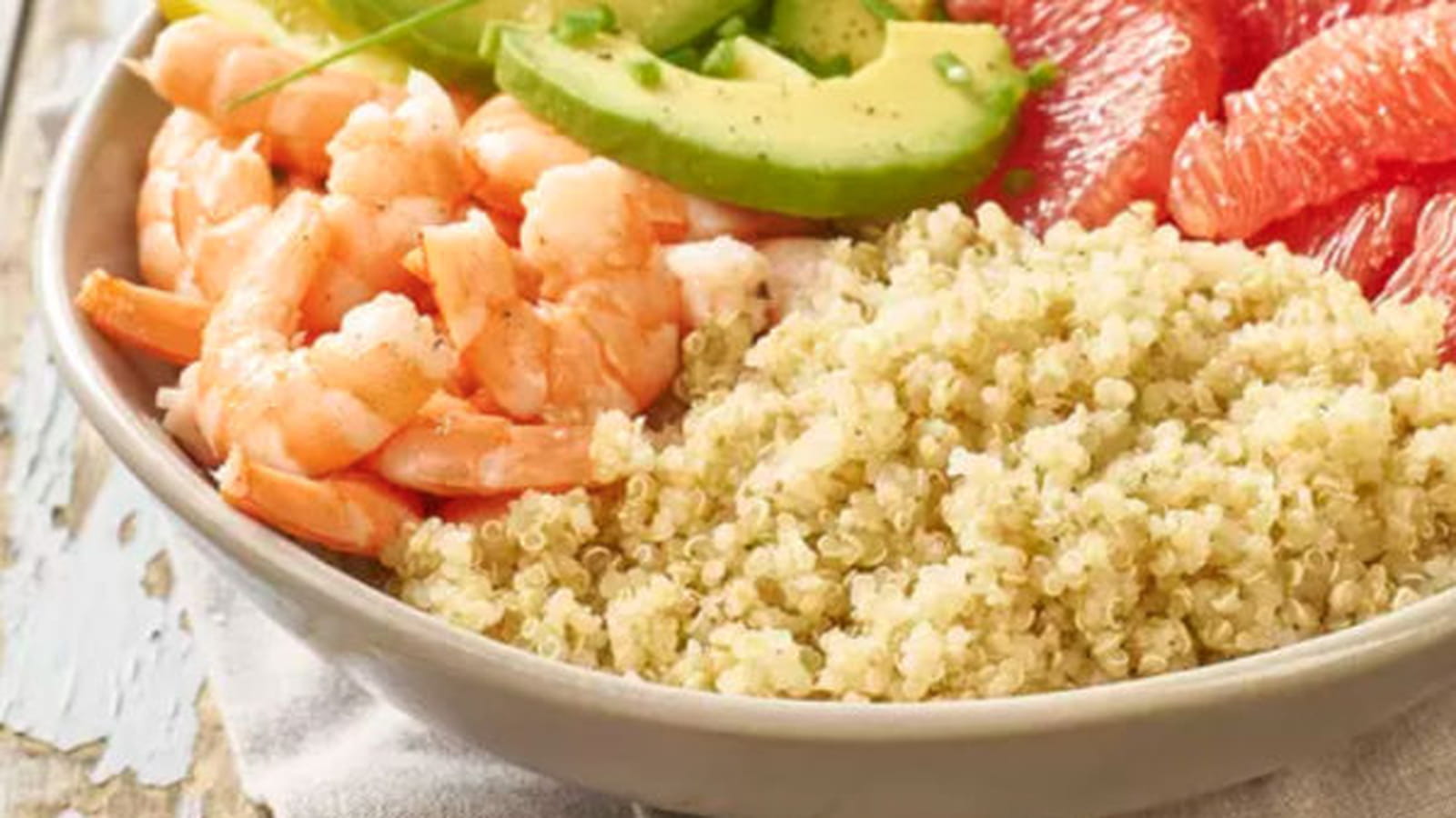 Salade quinoa, crevettes, avocat et pamplemousse