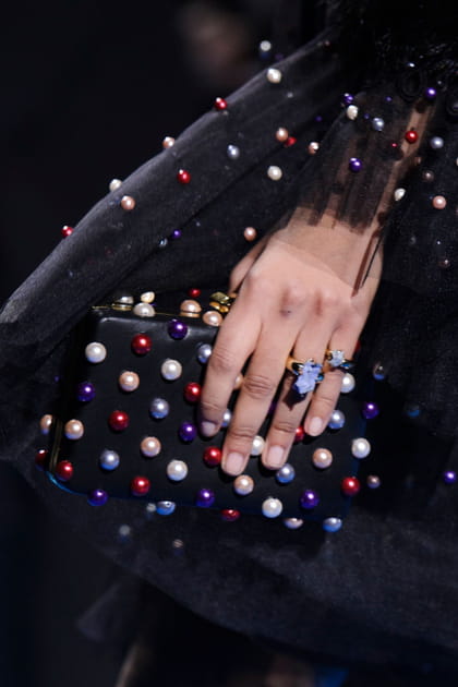 La minaudi&egrave;re &agrave; perles du d&eacute;fil&eacute; Elie Saab