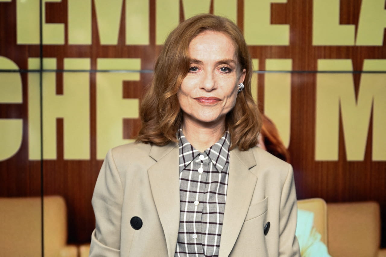 Isabelle Huppert tourne le dos Ã  ses tenues sobres et adopte un style hippie qui crÃ©e la...
