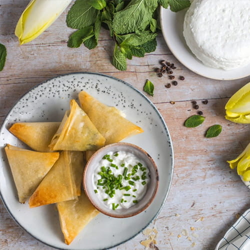 Samoussas d'endives, chèvre frais, menthe et pignons