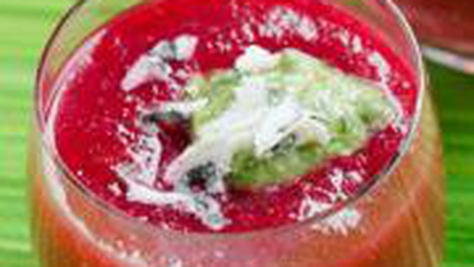 Gaspacho betterave, fraise, pesto Roquefort