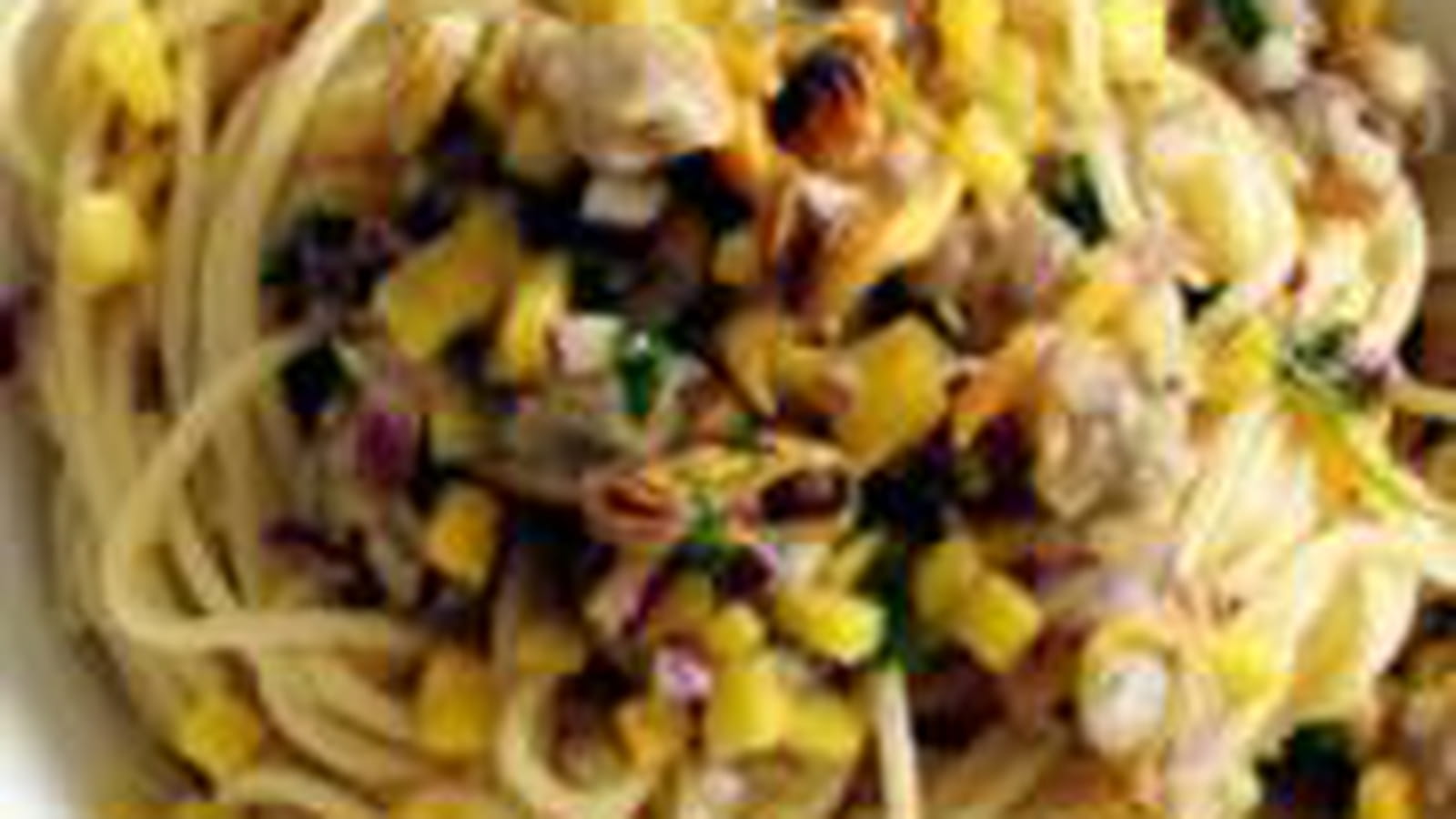Coques et moules à la mangue et lait de coco sur lit de spaghetti