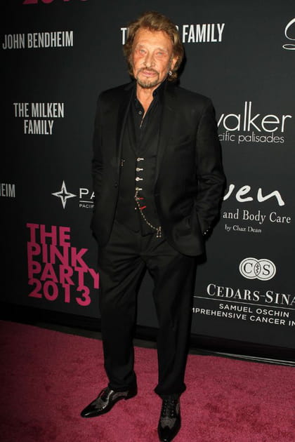 Johnny Hallyday en costume trois pièces