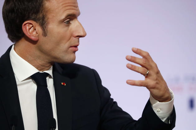 Emmanuel Macron parle à sa main