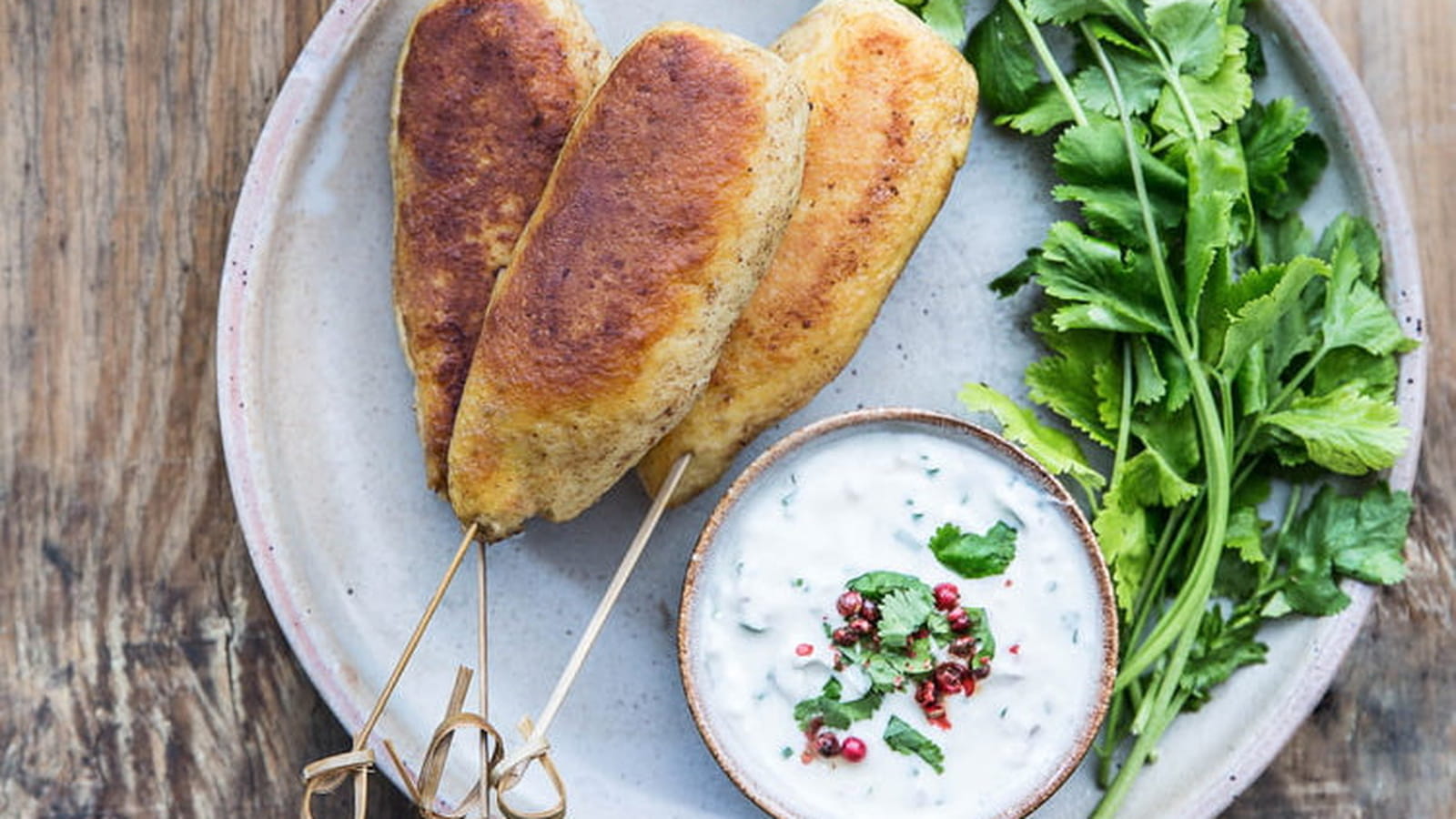 Brochette de quenelle au four, sauce fromage blanc menthe