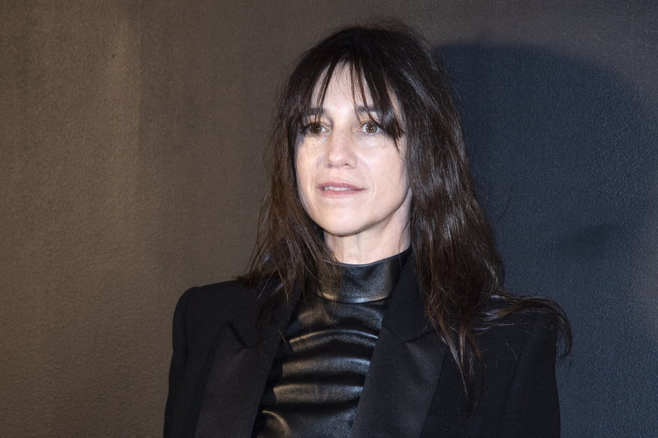 Les cheveux bruns et la frange effil&eacute;e de Charlotte Gainsbourg