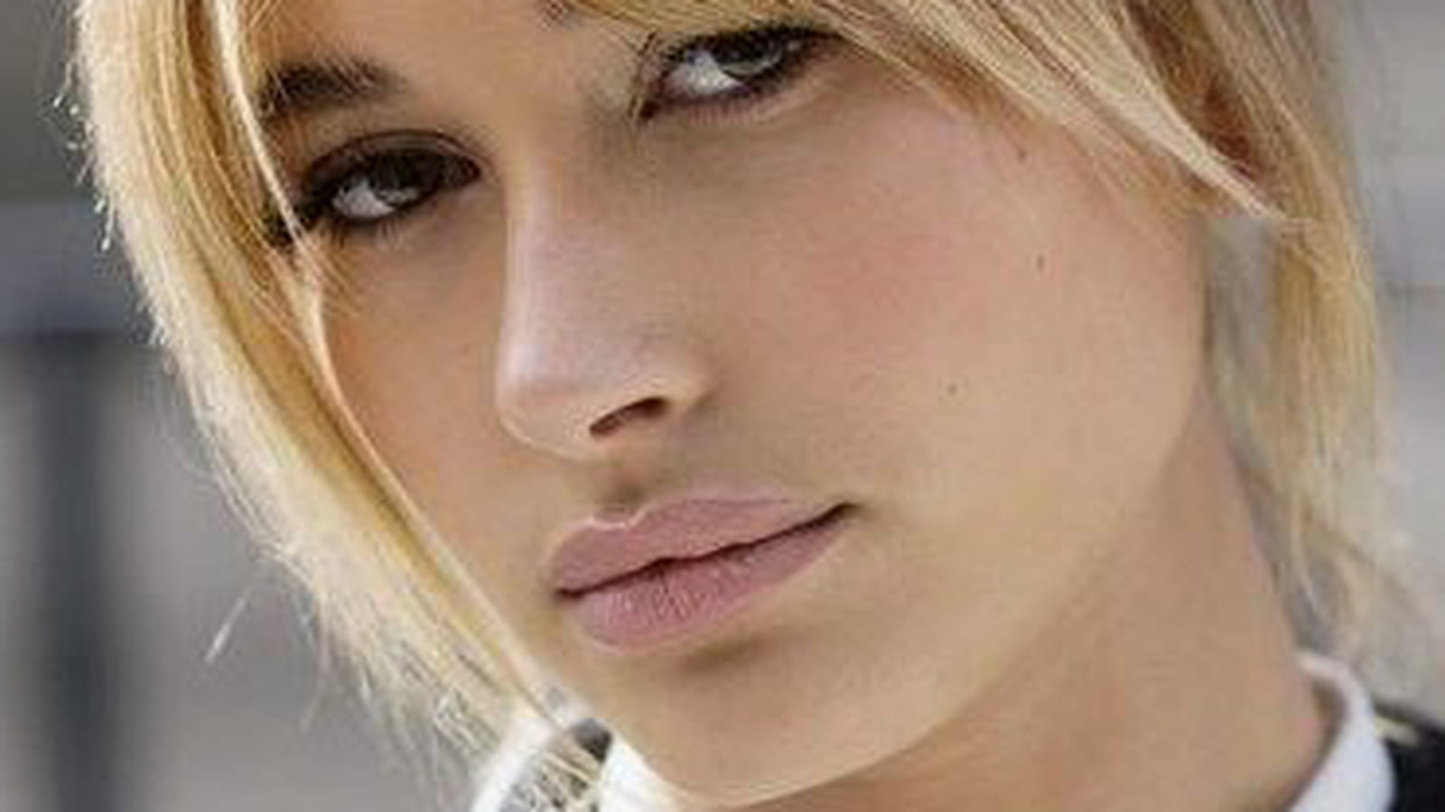 Chignon haut avec frange 