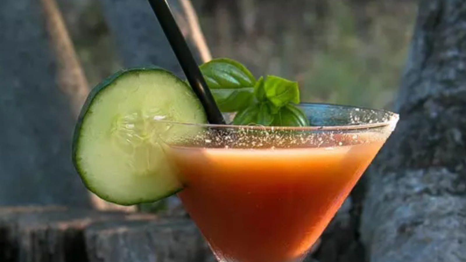 Cocktail vitaminé à la tomate, concombre et basilic