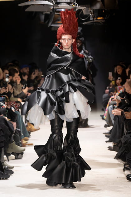 Manteau noir et pantalon à volants aperçus sur le défilé Comme des Garçons