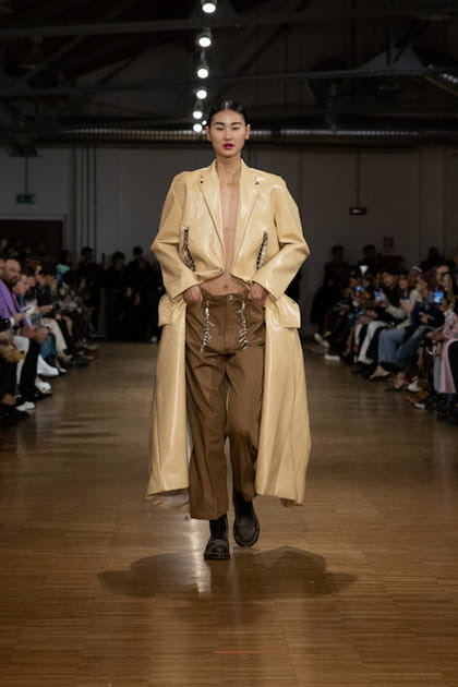 Pantalon camel et manteau beige aper&ccedil;us sur le d&eacute;fil&eacute; Tokyo James