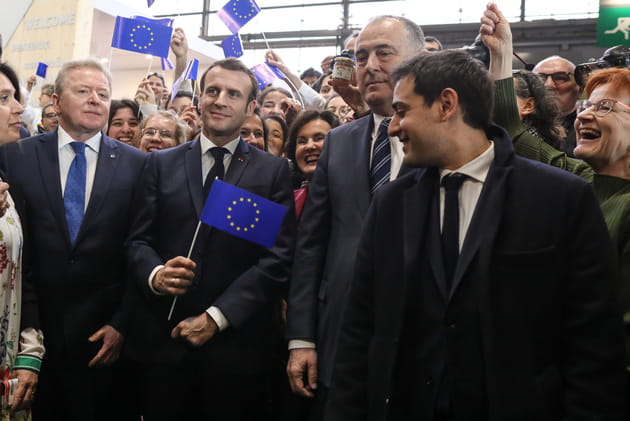 Emmanuel Macron et le commissaire europ&eacute;en a l'Agriculture et au D&eacute;veloppement rural, Janusz Wojciechowski, prennent un bain de foule