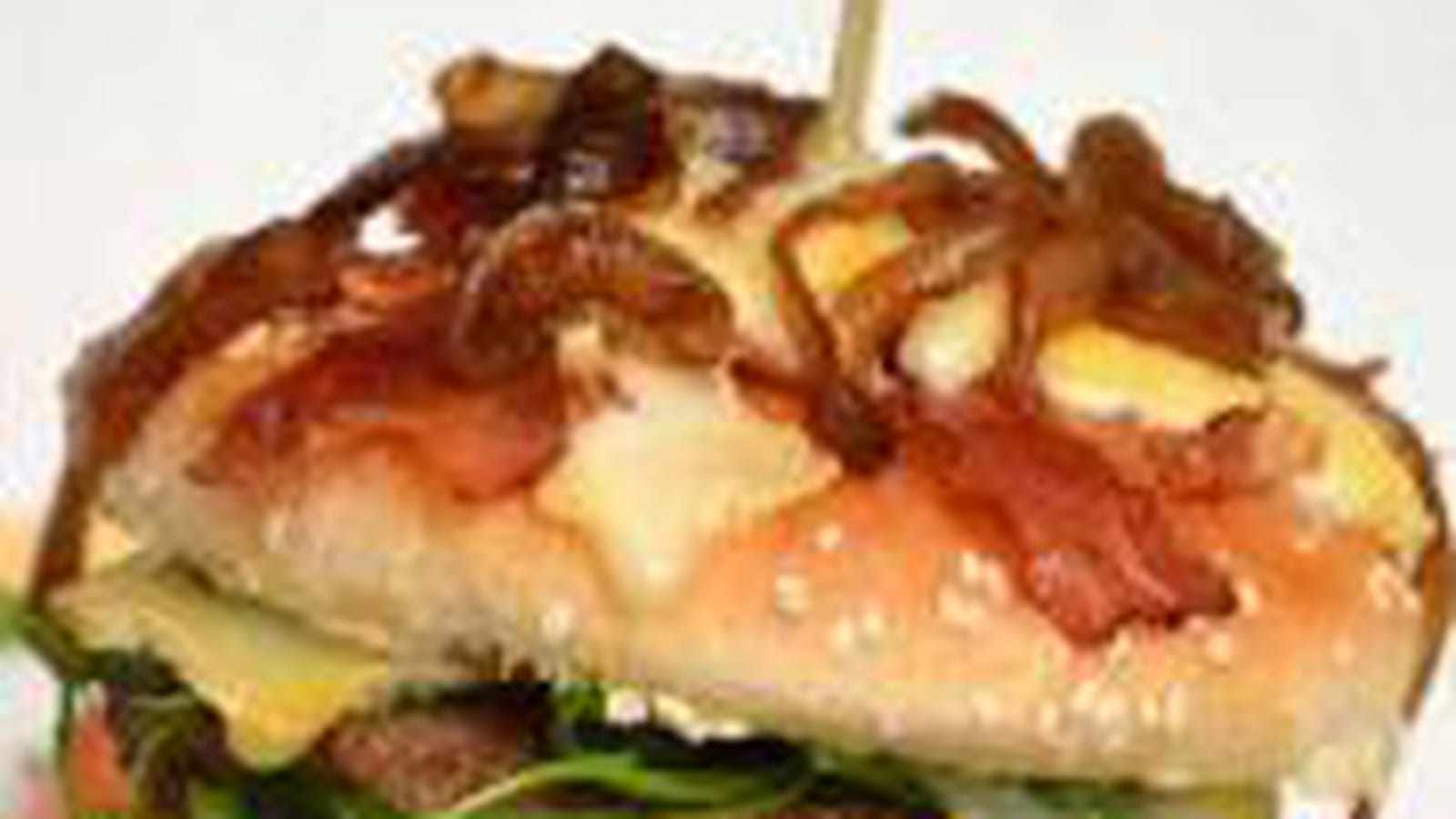 Hamburger au lard, oignons caramélisés, roquette et Reblochon