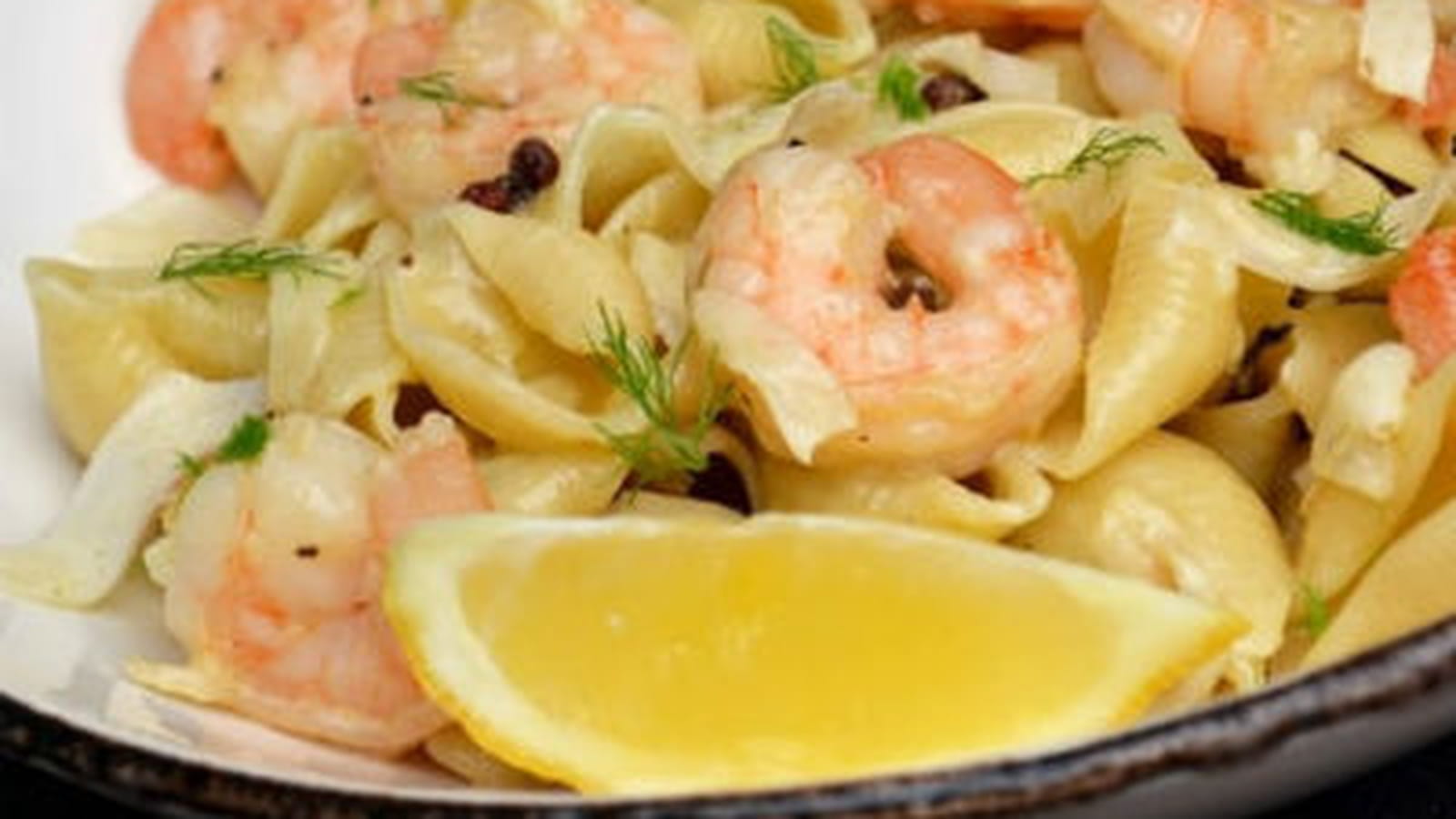 Pâtes conchiglie au citron et fenouil, crevettes, et baies de Szechuan rouge