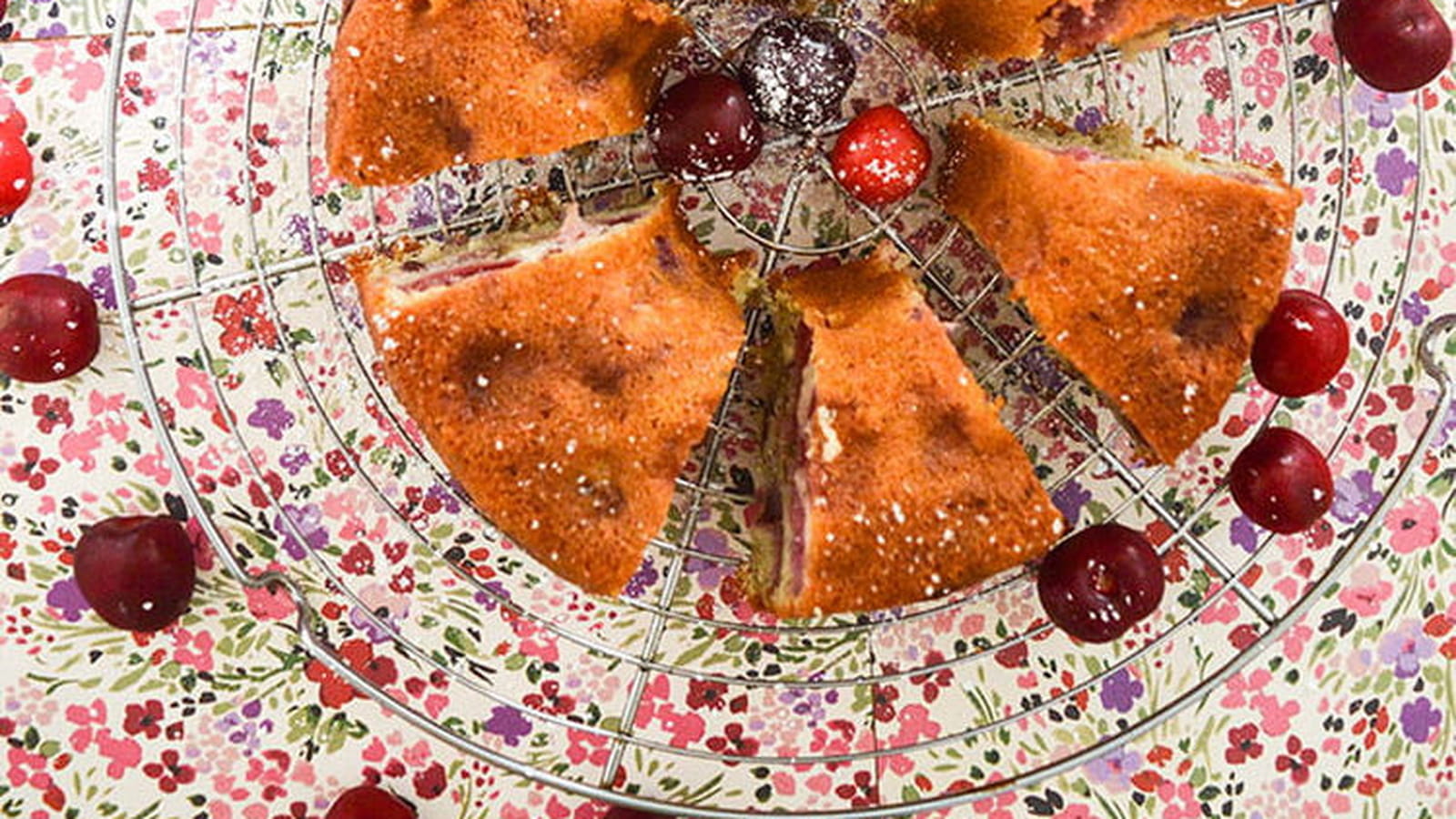 Gâteau moelleux aux cerises et amandes