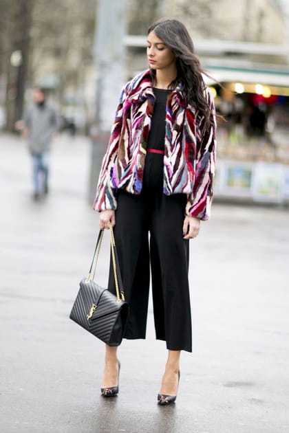 Street style &agrave; Paris : la fausse fourrure bariol&eacute;e