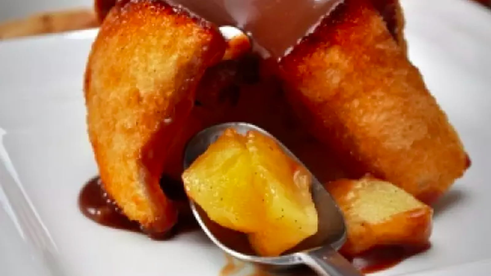 Charlotte rustique aux pommes et sa sauce carambar
