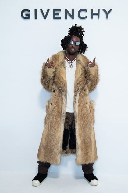Saint Jhn en manteau en fausse fourrure et T-shirt blanc au défilé Givenchy