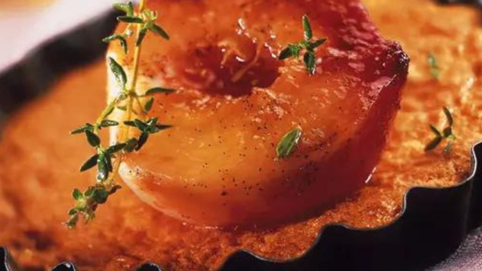 Tarte au miel et aux pêches pochées au thym