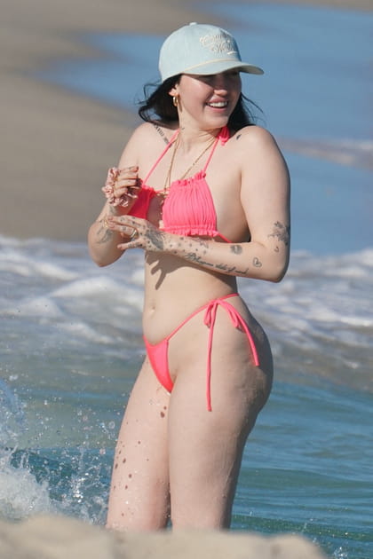 Noah Cyrus en bikini rose