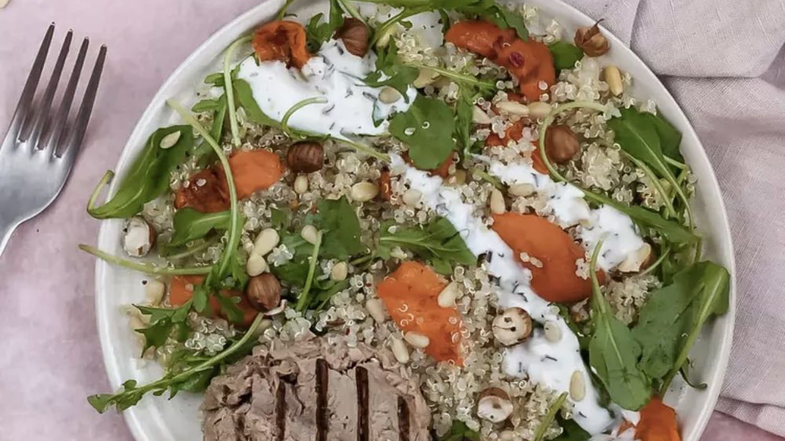 Salade de quinoa, abricots rôtis, roquette et thon entier grillé trait d’huile d’olive