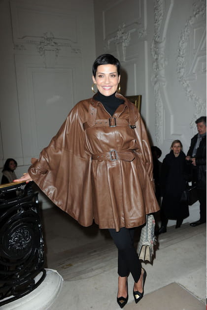 Cristina Cordula en veste cape en cuir chocolat
