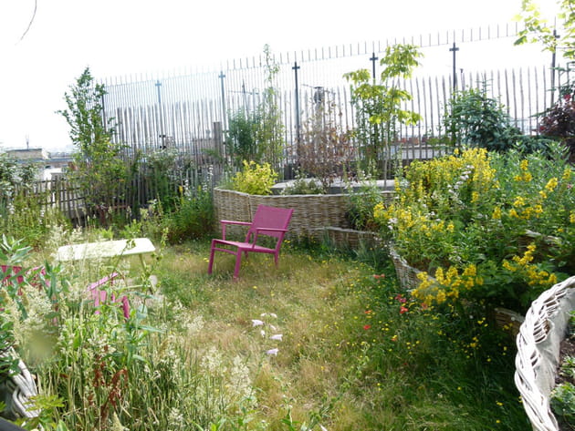 Un toit-terrasse façon jardin de campagne
