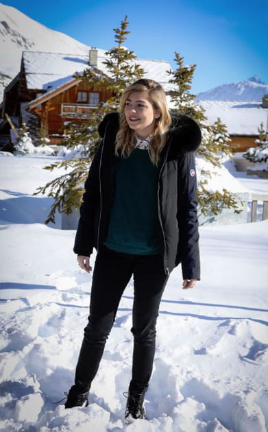 Louane en veste noire et jean