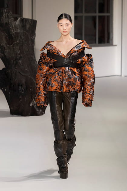 Veste &agrave; fleurs et pantalon en cuir bicolore aper&ccedil;us sur le d&eacute;fil&eacute; Del Core