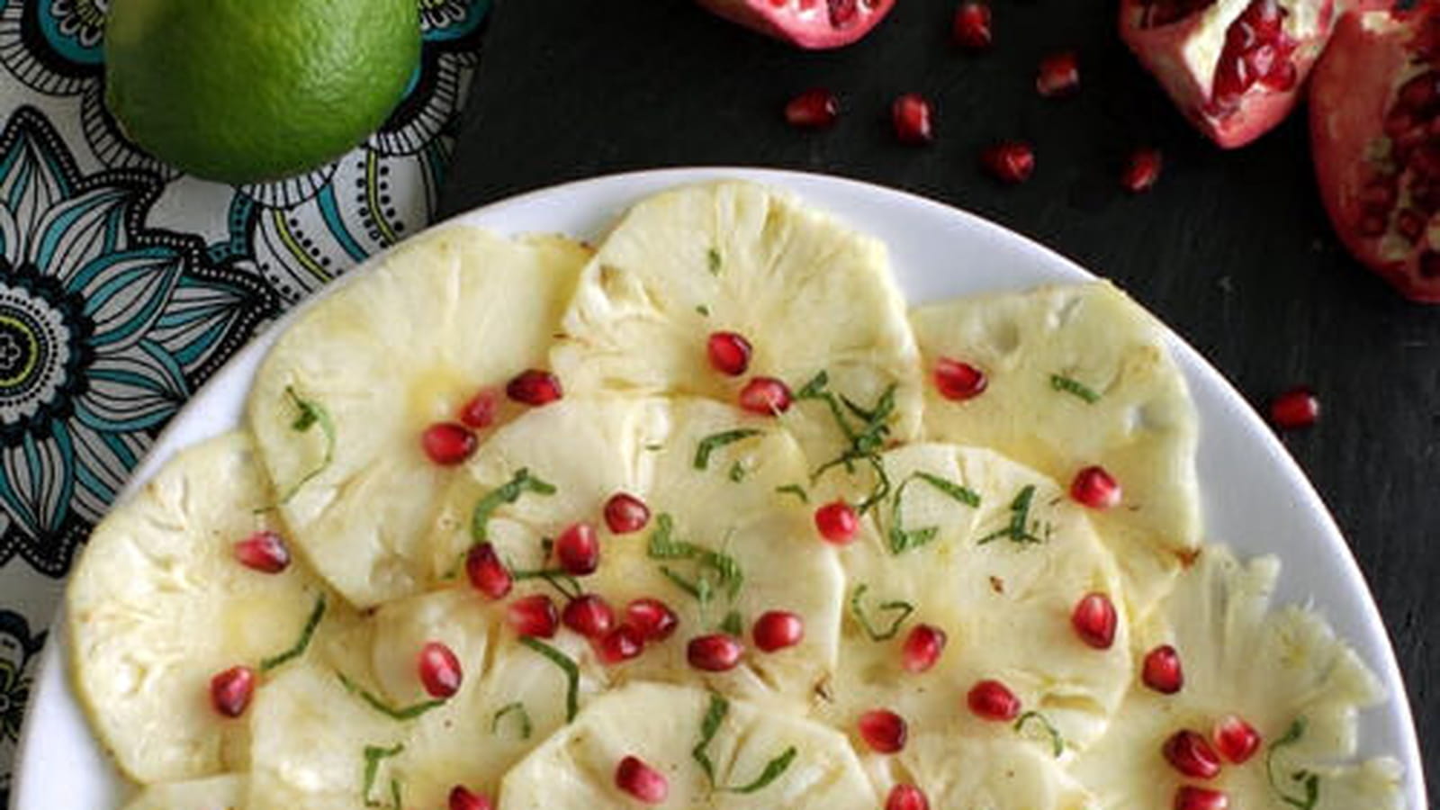 Carpaccio d'ananas à la grenade, sauce citron vert et gingembre