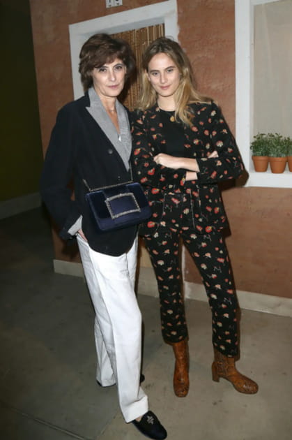 Inès de la Fressange en veste à revers contrastants et pantalon blanc