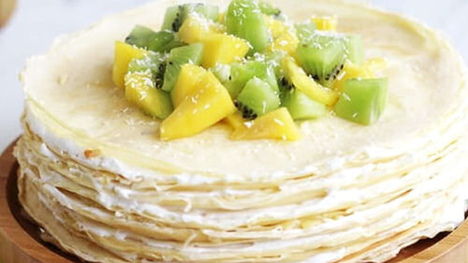 Gâteau de crêpes à la noix de coco, mangue et kiwi