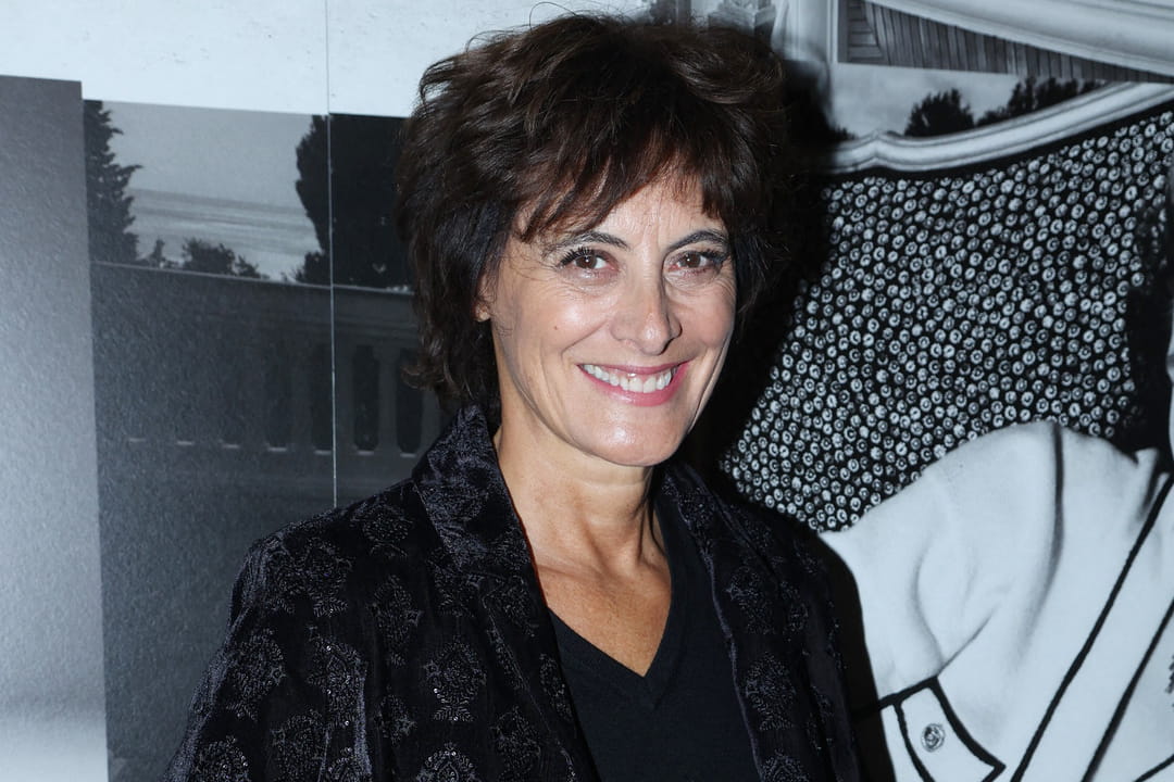Les cheveux bruns et la coupe courte signature d'Inès de La Fressange