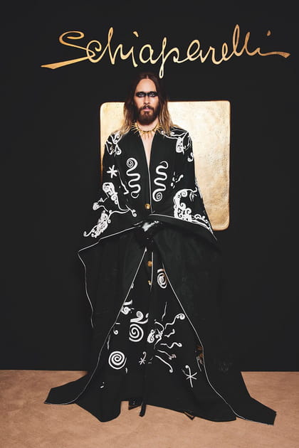 Jared Leto en manteau oversize noir à dessins blancs au défilé Schiaparelli