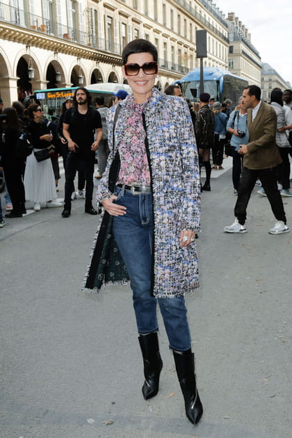 Cristina Cordula en manteau floral, jean et bottines