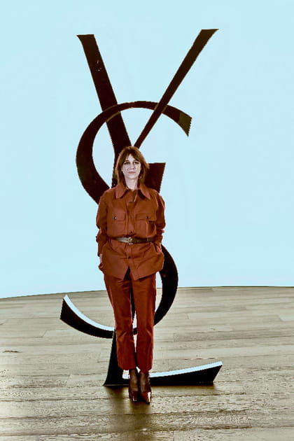 Charlotte Gainsbourg en chemise ample et pantalon camel