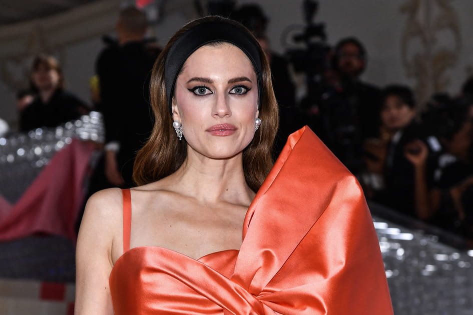 Allison Williams, subjuguante avec son liner pharaonique