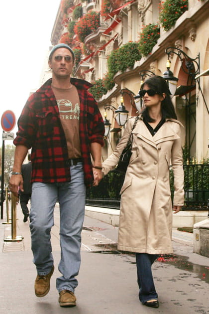 Pen&eacute;lope Cruz en trench beige et lunettes de soleil