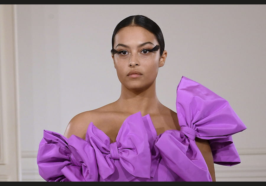 Les cils en plumes de Valentino