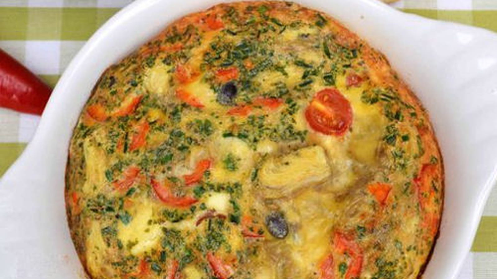 Frittata à la feta, tomates cerise, olives et coeurs d'artichauts