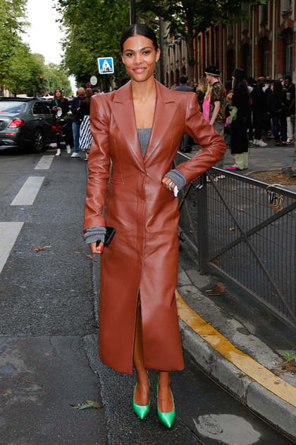 Tina Kunakey en long manteau camel en cuir et escarpins fluo Off-White