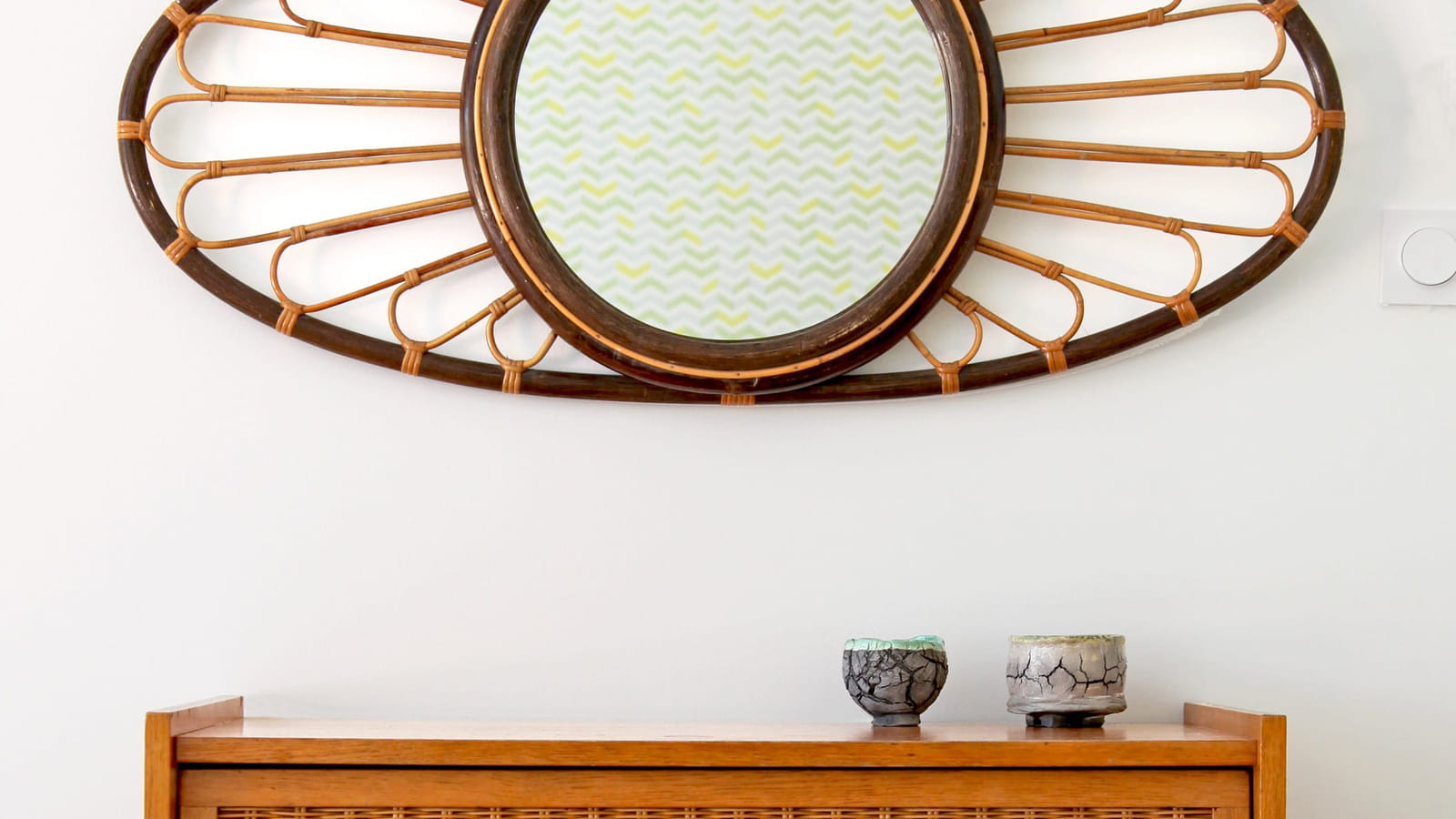 Miroir soleil et commode en rotin