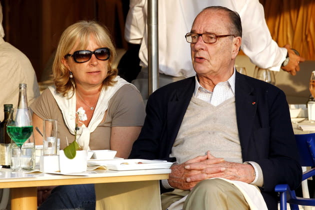 Jacques Chirac et une amie prennent un verre