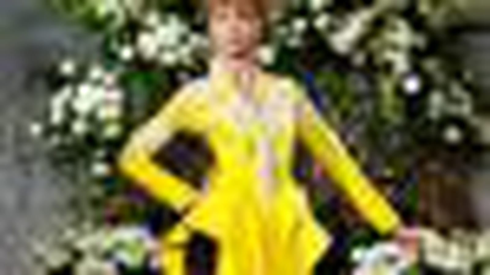 Robe jaune brodée de blanc